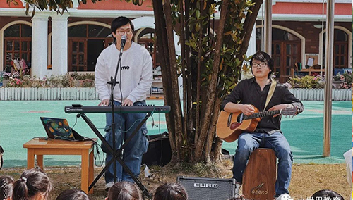 Lawn Concert小世界摇滚之旅“木吉他、键盘”